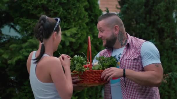 Şirin Bir Adam Güzel Bir Kız Sepetteki Sebzelere Bakıyorlar Genç — Stok video