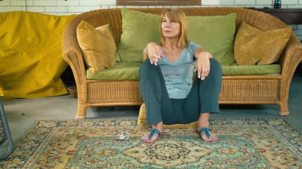 Ξανθιά Κάθεται Στο Πάτωμα Στο Σπίτι Νεαρή Γυναίκα Τσιγάρο Κάθεται — Αρχείο Βίντεο