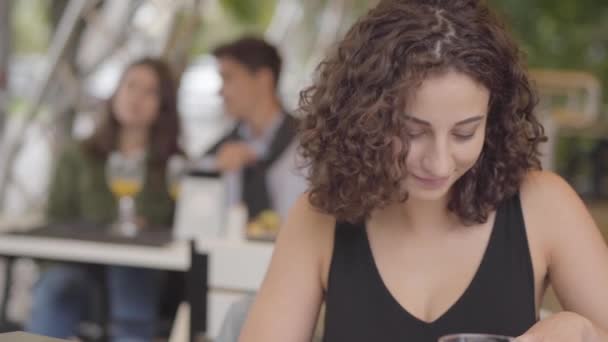 Mulher encaracolada muito jovem comendo prato de carne saborosa com batata no café de rua. A menina desfrutando de sobremesa relaxante ao ar livre. A rapariga gosta de uma refeição. Lazer ao ar livre . — Vídeo de Stock