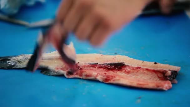 Close Cozinheiro Preparando Peixe Cozinha Restaurante Chef Corta Esqueleto Filetes — Vídeo de Stock