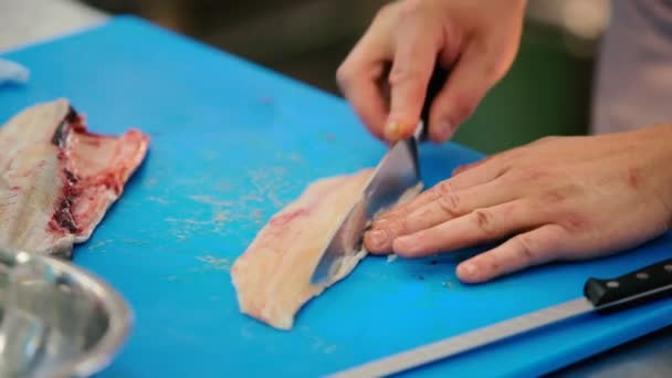 Primer Plano Cocinero Prepara Pescado Cocina Del Restaurante Hombre Corta — Vídeo de stock