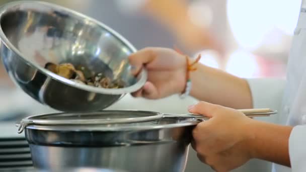 厨师把贻贝从碗里放进锅里 — 图库视频影像