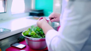 Yakın plan: aşçı salata için turpu soyar..