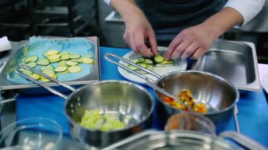 Dilimleme kabağı peçetenin üzerinde. Aşçı bir parça alır ve balık filetosunu koyar..