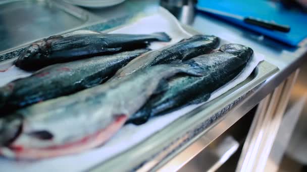 Primer Plano Pescado Crudo Toalla Sobre Mesa — Vídeos de Stock