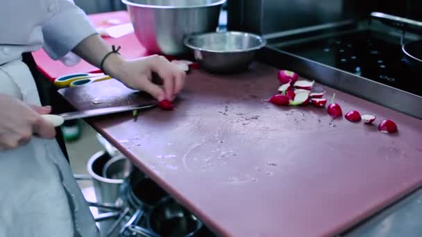 厨师把萝卜切在木板上 那个人把蔬菜切割成两片 — 图库视频影像