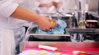 Aşçı restorandaki mutfaktaki peçeteye balkabağını koydu..