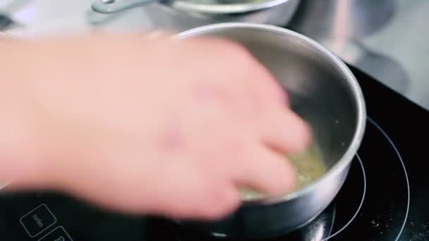 厨师在炉子上准备蜗牛 厨师用勺子把菜搅拌好 — 图库视频影像