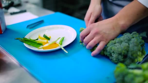 Кухар Розрізає Брокколі Дошці Шматки Ножем — стокове відео