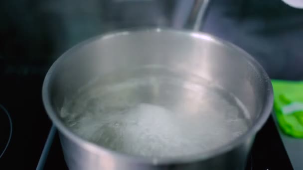 Acqua Viene Bollita Nella Casseruola Cuoco Messo Broccoli Nell Acqua — Video Stock