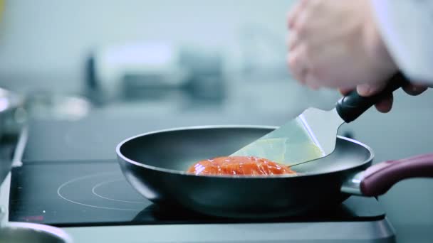 Frigideira Quente Com Óleo Está Fogão Cozinheiro Colocar Peixe Frigideira — Vídeo de Stock