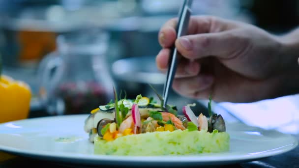 Kuchař Zdobí Jídlo Restauraci Ten Muž Dělá Poslední Kroky Při — Stock video