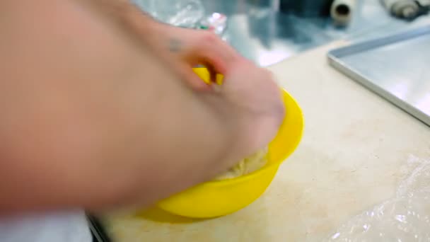Gotować Ugniatać Ciasto Rękami Misce Przy Stole — Wideo stockowe