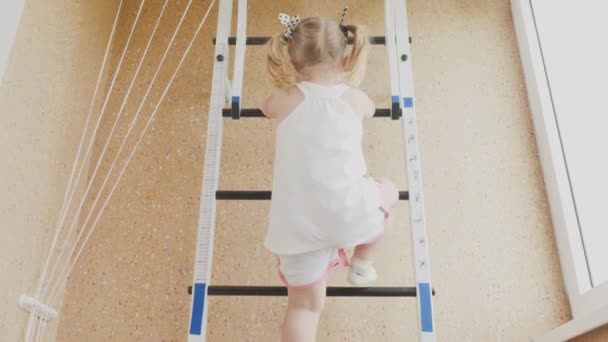 Nettes Kleines Mädchen Mit Pferdeschwanz Macht Ein Paar Körperliche Übungen — Stockvideo