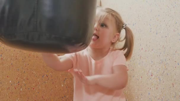 Adorable Niña Con Colas Caballo Está Haciendo Ejercicio Físico Con — Vídeos de Stock