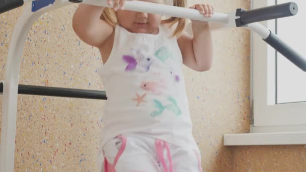 Jolie Fille Tient Main Par Barre Horizontale Adorable Enfant Fait — Video