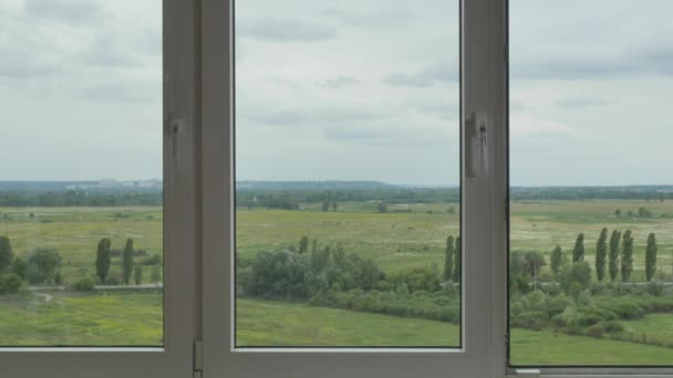 Padre Sostiene Una Pequeña Hija Brazos Acerca Ventana Niña Feliz — Vídeos de Stock