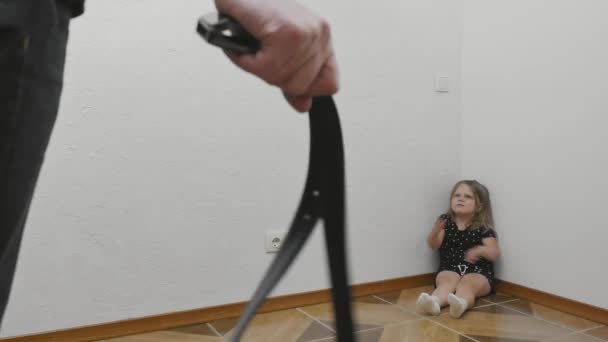 Kamera Skupia Się Dłoni Mężczyzny Paskiem Ojciec Przeraża Swoją Córeczkę — Wideo stockowe