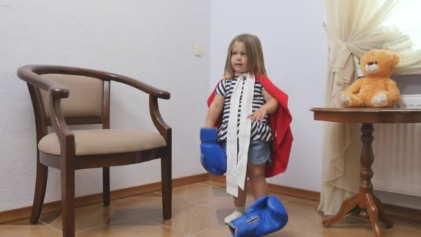 Schattig Klein Meisje Speelt Met Bokshandschoenen Grappig Klein Meisje Rode — Stockvideo