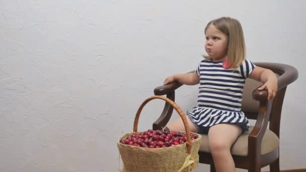 Carina Bambina Siede Sulla Sedia Sfondo Bianco Parete Bella Ragazza — Video Stock