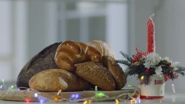 Brood Decoratieve Kaars Met Flikkerende Kleurrijke Bloemenslinger Liggen Tafel Kersttijd — Stockvideo