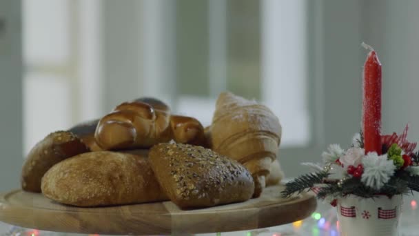 Pão Está Girando Bordo Perto Vela Decorativa Mesa Monte Tipos — Vídeo de Stock