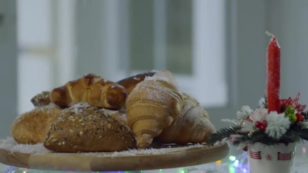 Pão Está Girando Bordo Perto Vela Decorativa Mesa Monte Tipos — Vídeo de Stock