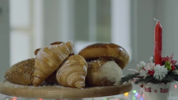 Pão Está Girando Bordo Perto Vela Decorativa Mesa Monte Tipos — Vídeo de Stock