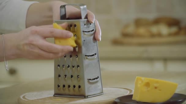 Mulher Ralando Queijo Com Ralador Aço Placa Corte Cozinha Close — Vídeo de Stock