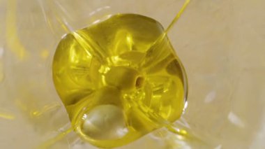 Zeytinyağının içine cam içinde üç zeytin düşer. Yakın plan. Yavaş çekim.