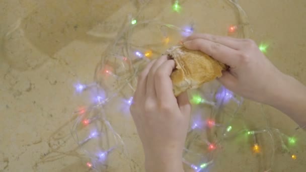 Honan Bryter Färsk Choklad Croissant Två Bitar Närbild Långsamma Rörelser — Stockvideo