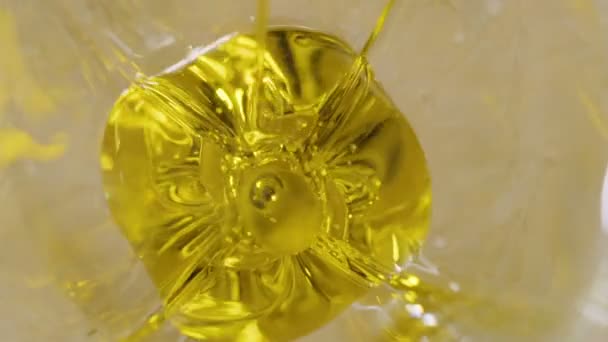 Versare Olio Oliva Bicchiere Due Olive Cadono Nell Olio Rallentatore — Video Stock