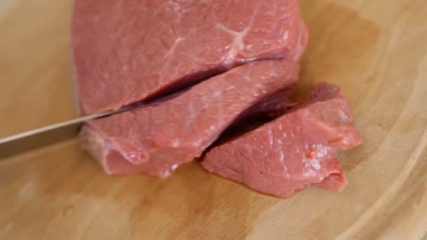 Chef Cozinhe Carne Vermelha Cozinha Humano Corta Bife Vermelho Pedaços — Vídeo de Stock