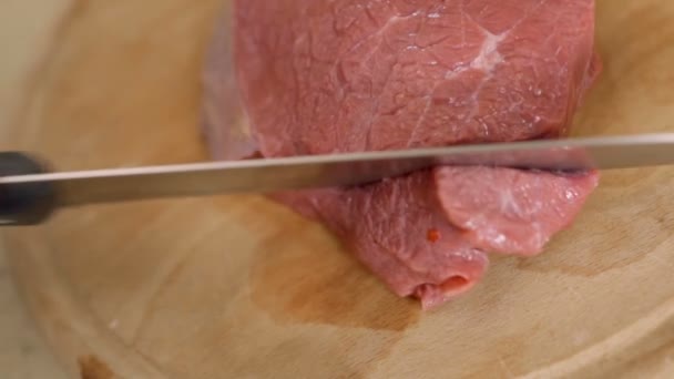 Koch Kochen Rotes Fleisch Der Küche Mensch Schneidet Rotes Steak — Stockvideo