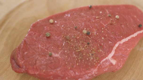 Especiarias Sal Caem Pedaços Crus Carne Cozinhar Carne Cozinha Close — Vídeo de Stock