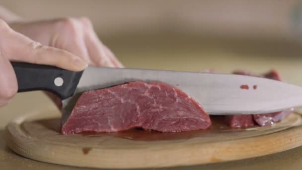 Chef Cozinhe Carne Vermelha Cozinha Humano Corta Bife Vermelho Pedaços — Vídeo de Stock