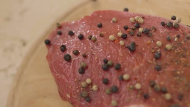 Les Épices Sel Tombent Sur Les Morceaux Viande Crus Cuire — Video