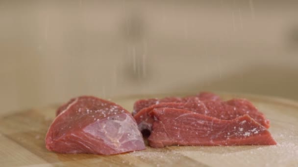 Salz Fällt Auf Rohe Fleischstücke Fleisch Kochen Der Küche Nahaufnahme — Stockvideo