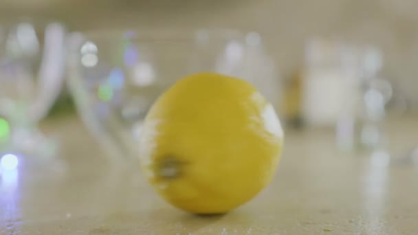 レモンはテーブルの上に回っている 至近距離から撃たれたスローモーション — ストック動画