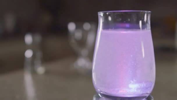 Compressa Effervescente Scioglie Bicchiere Con Acqua Tavoletta Brilla Luci Colorate — Video Stock