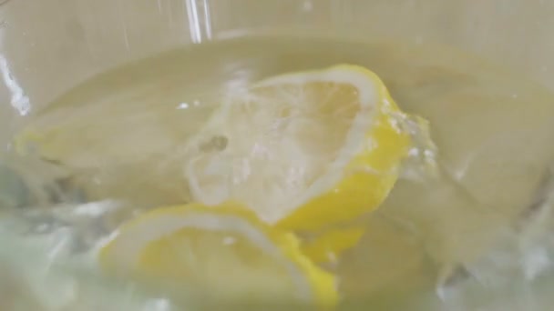 Morceau Citron Tombe Dans Bol Avec Eau Beaucoup Gouttes Eau — Video