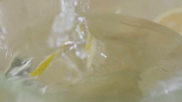 Zitronenstück Fällt Eine Schüssel Mit Wasser Eine Menge Wassertropfen Plätschern — Stockvideo