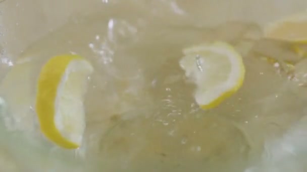 Piece Lemon Falls Bowl Water Lot Drops Water Splashing Bowl — Stock Video