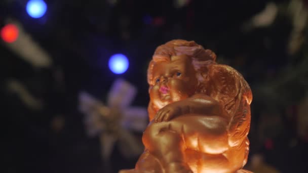 카메라 앞에서는 천사의 형상이 손바닥을 천사의 성탄절용 이있는 크리스마스 클로즈업 — 비디오