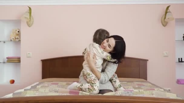 Mãe Menina Estão Abraçando Sentado Cama Casa Mulher Bonita Menina — Vídeo de Stock