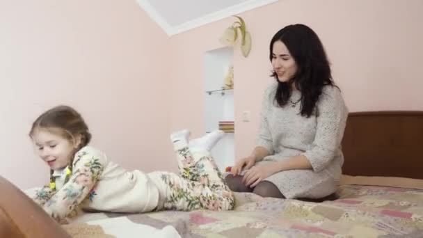 Молодая Мама Симпатичной Маленькой Дочкой Отдыхают Кровати Дома Счастливая Семья — стоковое видео