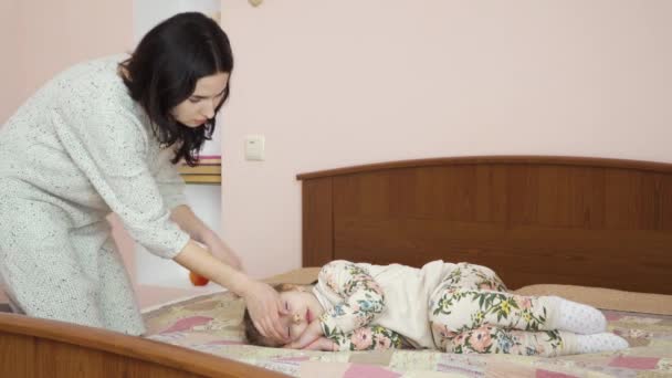 Klein Schattig Meisje Ligt Een Bed Slaapt Moeder Komt Naar — Stockvideo