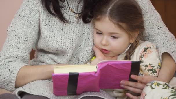 Μητέρα Και Αξιολάτρευτη Κόρη Της Διαβάζουν Βιβλίο Μαζί Καθισμένοι Στο — Αρχείο Βίντεο