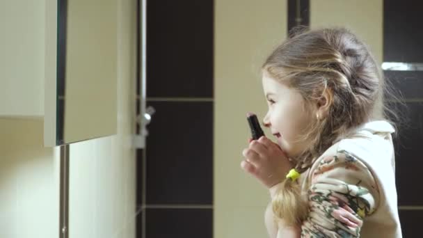 Niña Para Frente Espejo Baño Maquillándose Adorable Niña Convierte Madre — Vídeos de Stock