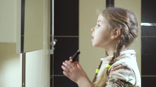 Niña Para Frente Espejo Baño Maquillándose Adorable Niña Convierte Madre — Vídeos de Stock